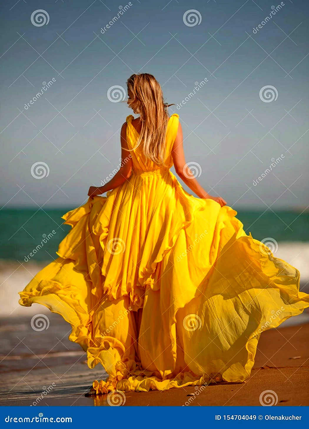 Девушка в желтом платье на море