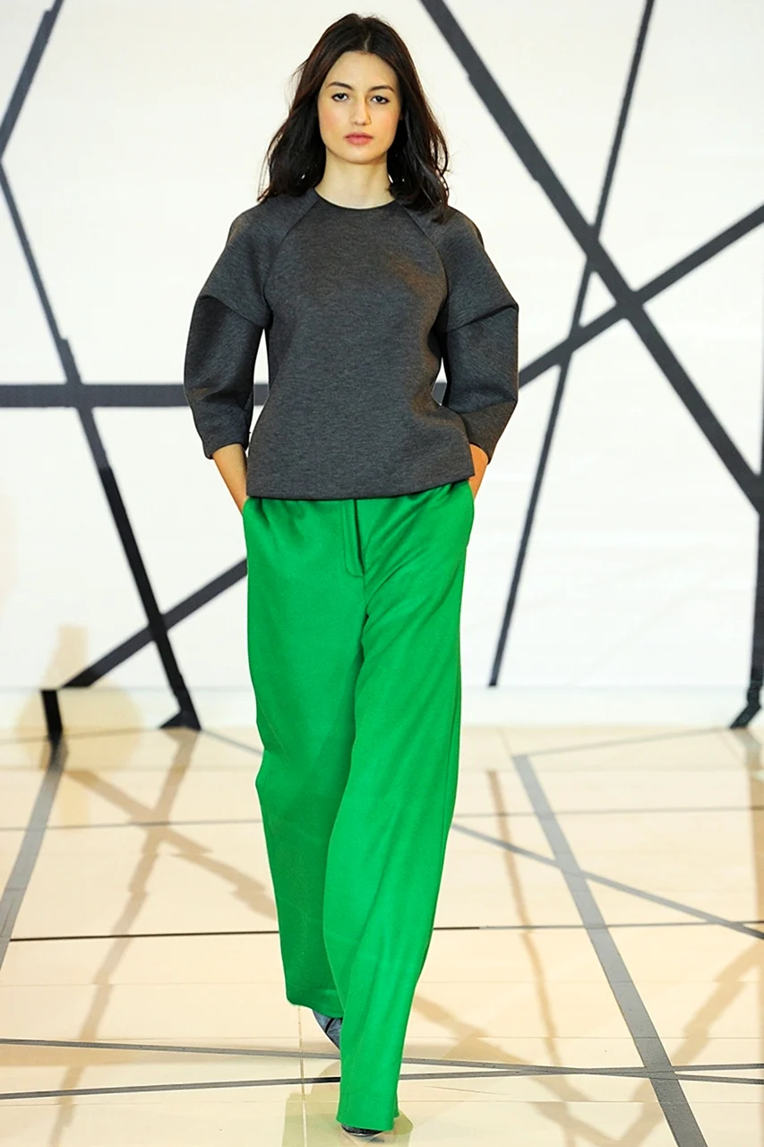 Широкие зеленые брюки