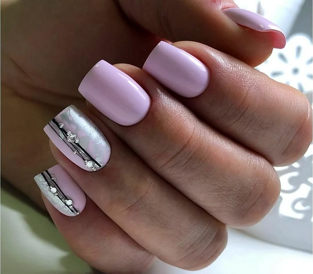 Розовый маникюр с серебряными полосками