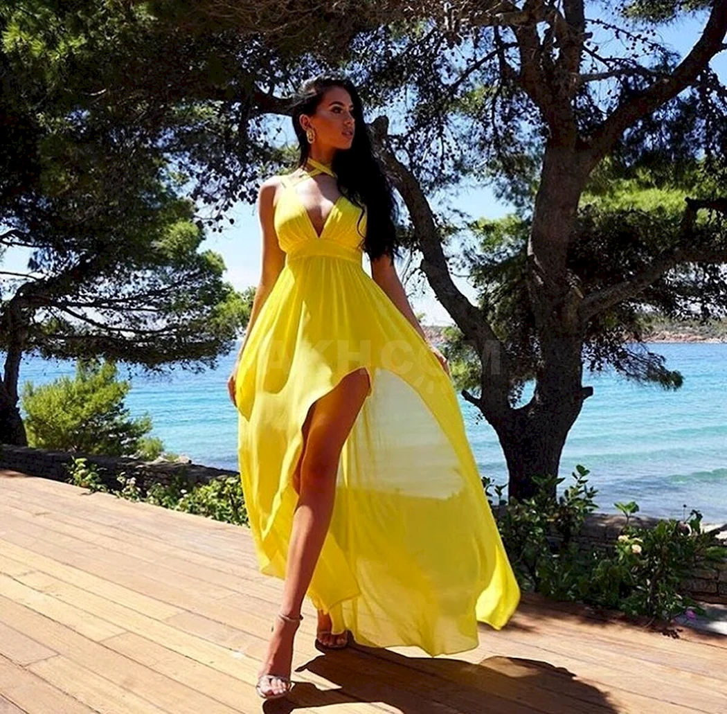 Летнее платье со шлейфом