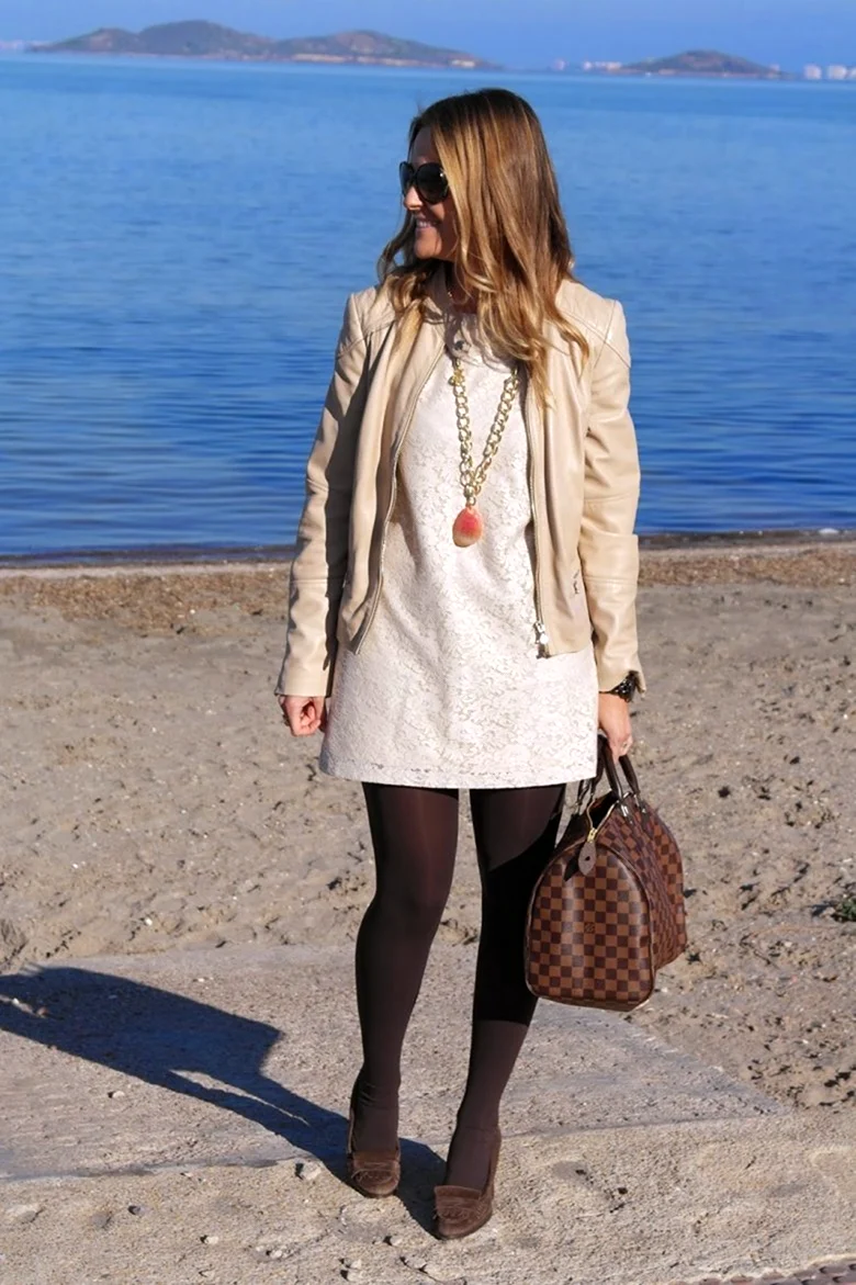 Бежевое платье с черными колготками