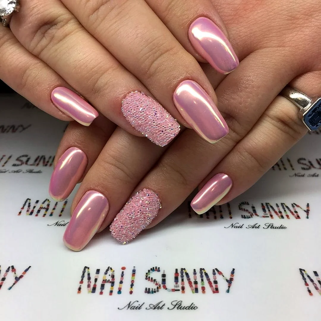 Летний розовый маникюр с втиркой