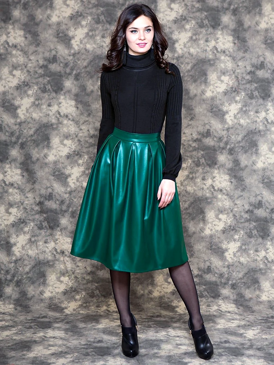 Зеленая атласная юбка