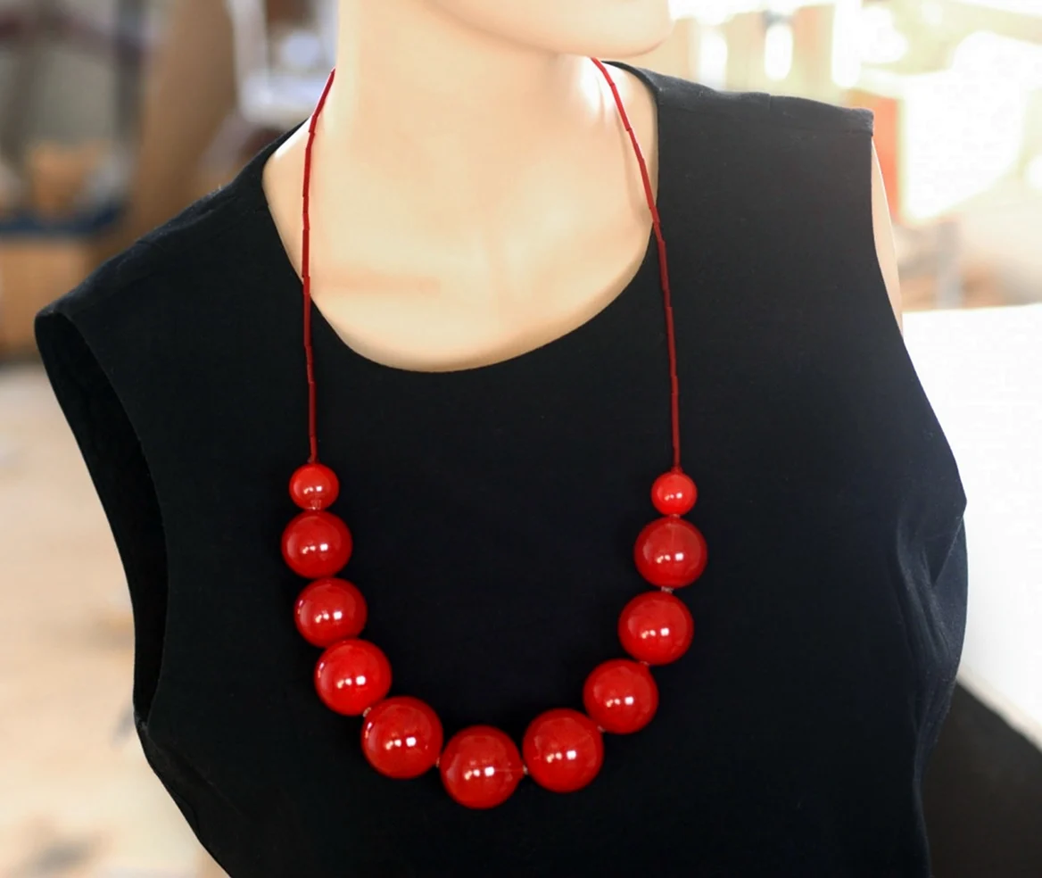 Красные бусы