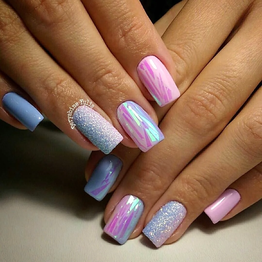 Яркий маникюр с втиркой