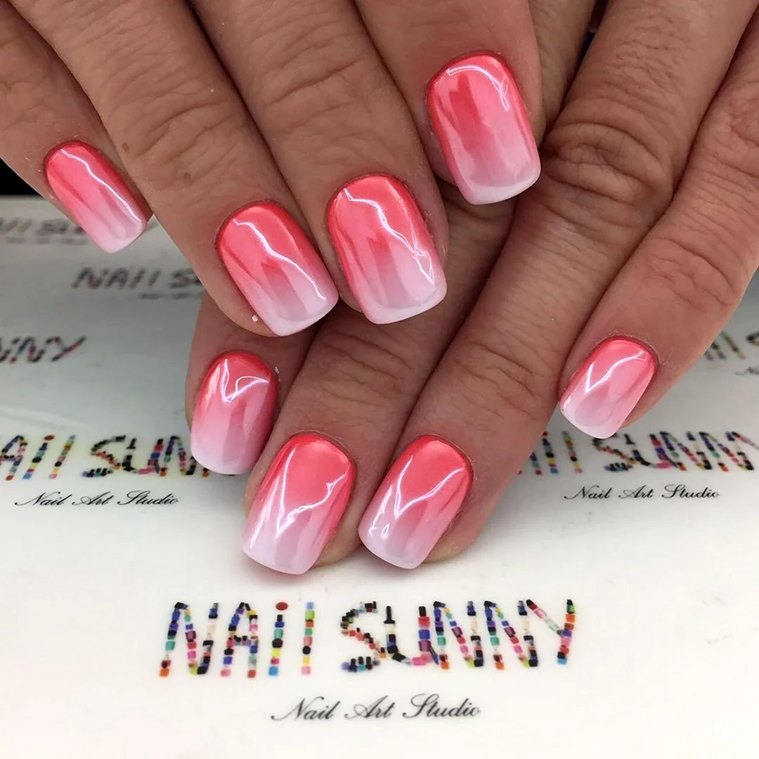 Ярко-розовый маникюр с втиркой