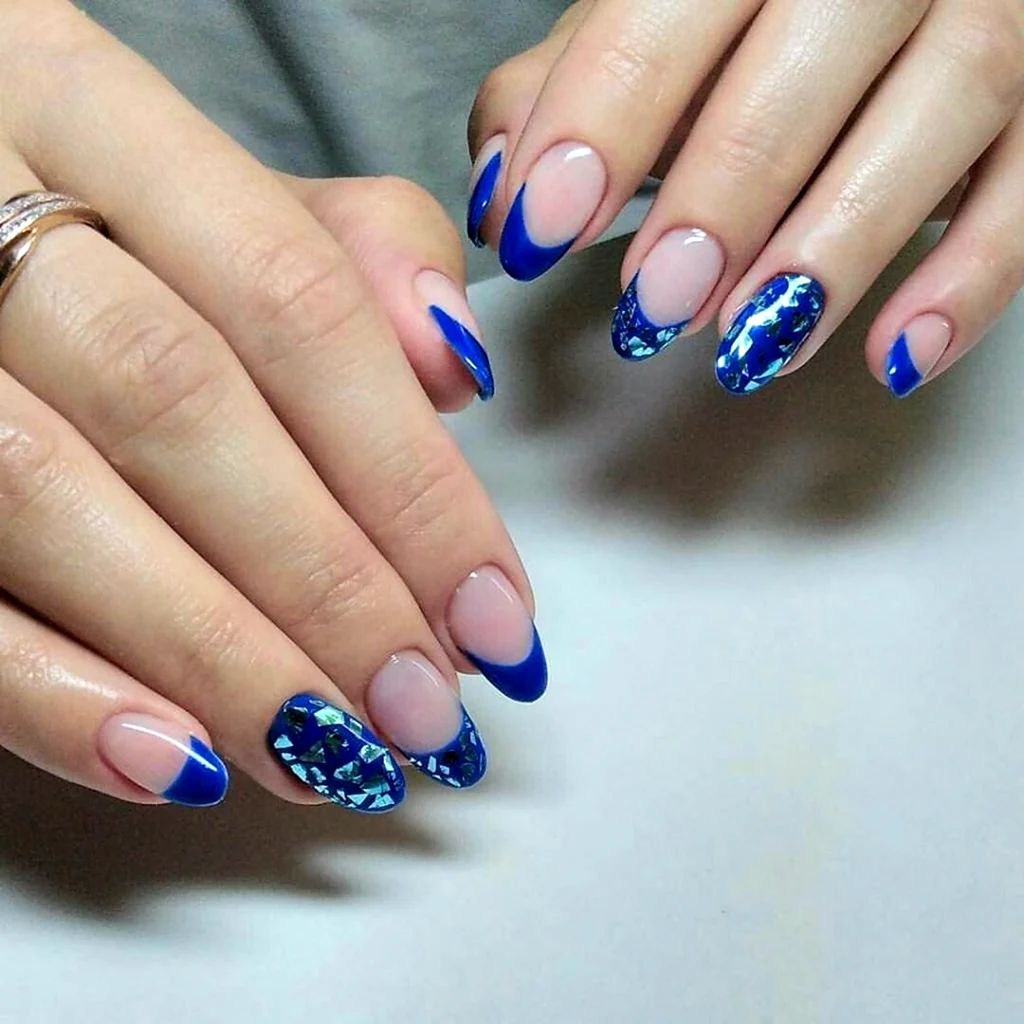 Синий френч на миндалевидных ногтях
