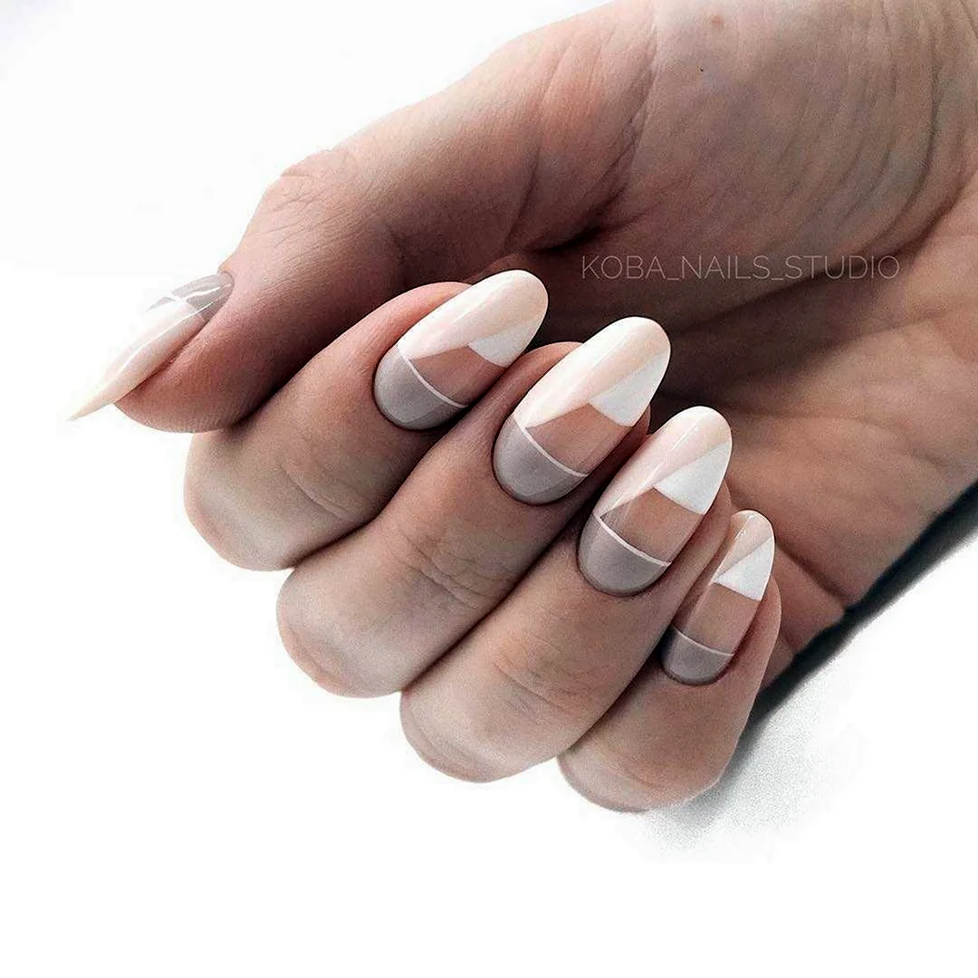 Белый прозрачный маникюр