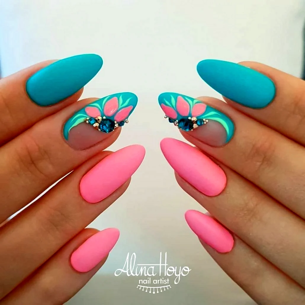 Маникюр бирюзовый с розовым