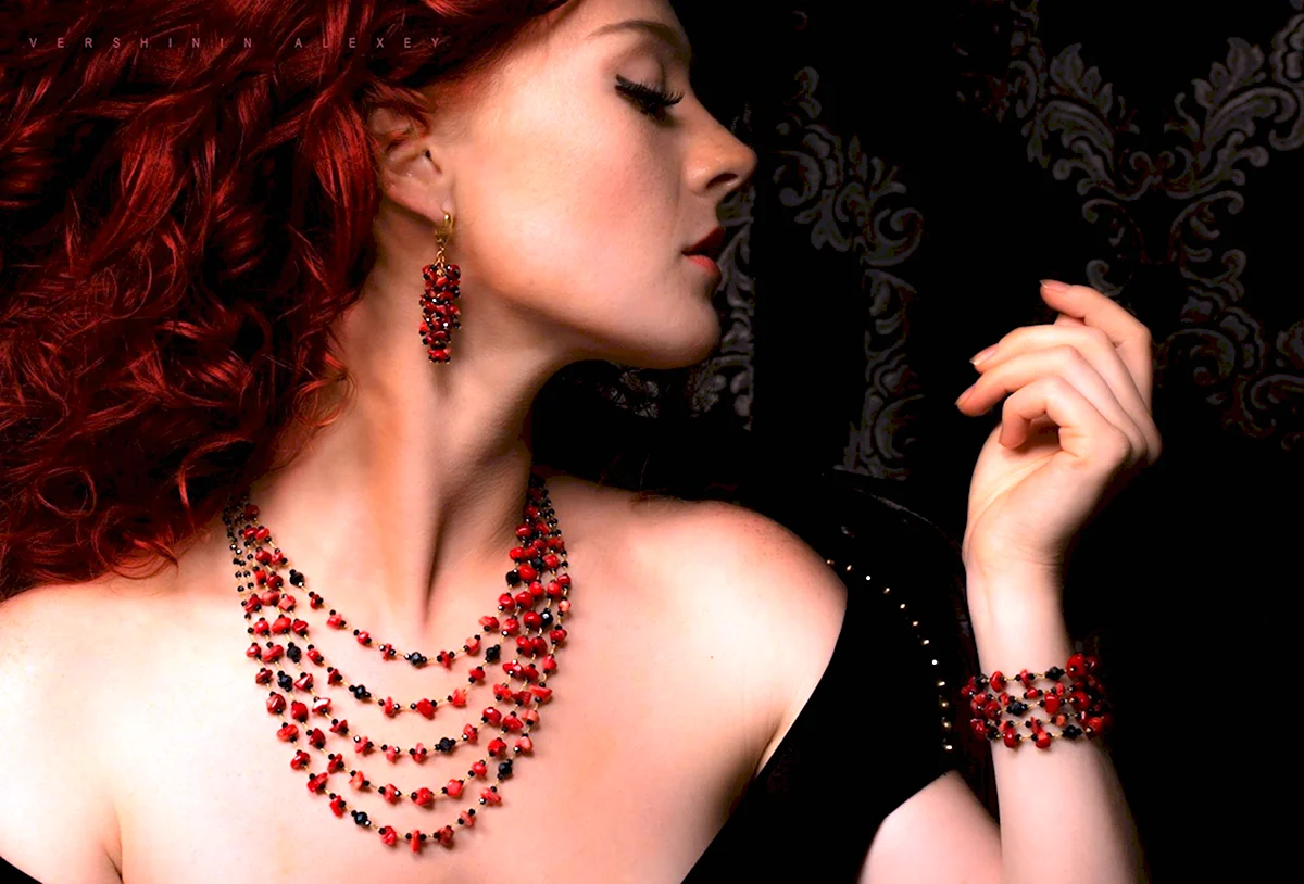 Девушка с бусами