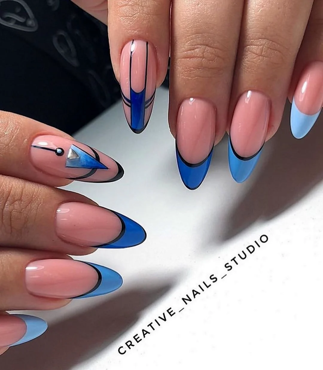 Синий френч на миндалевидных ногтях
