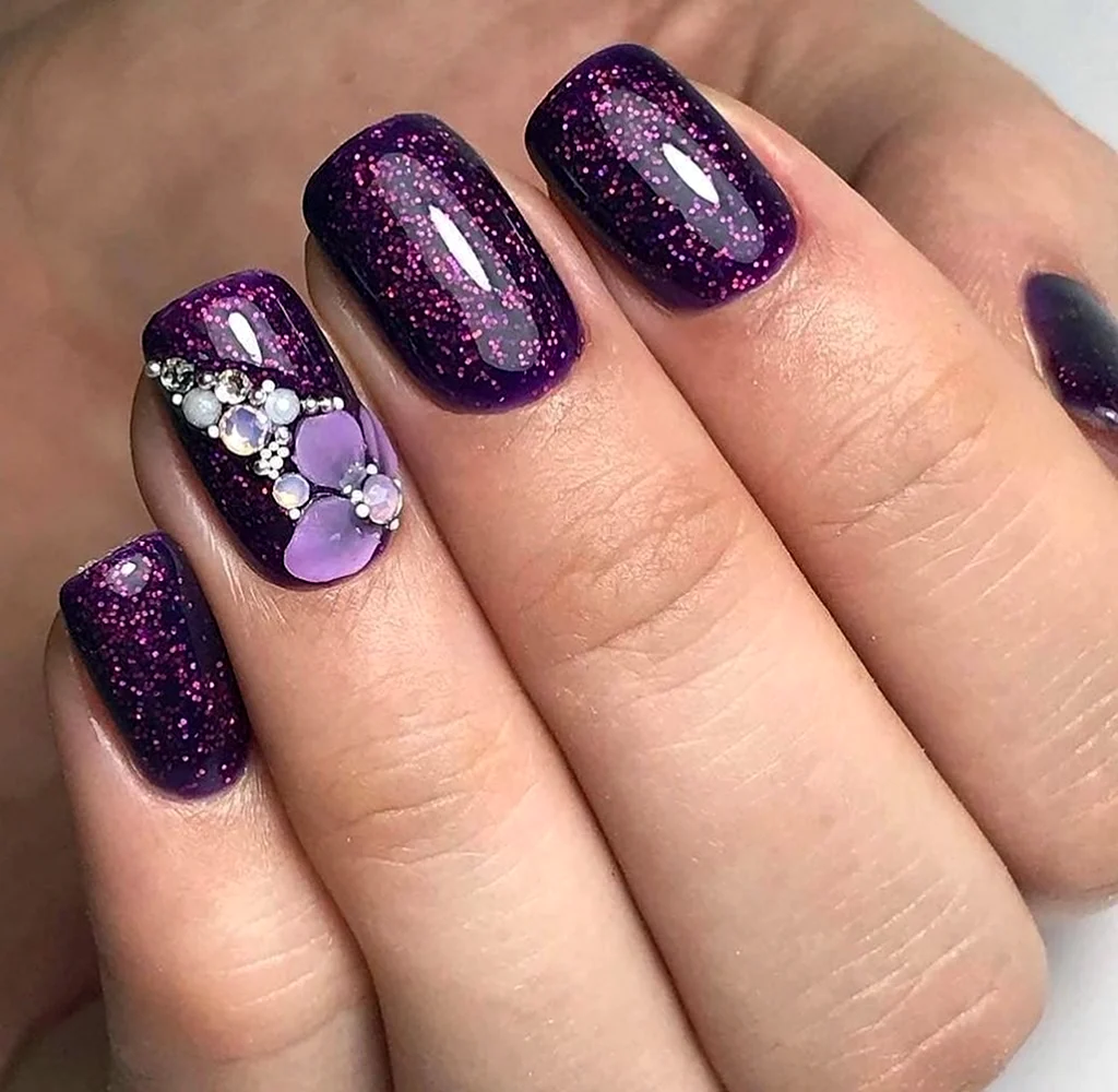 Фиолетовый маникюр с блестками