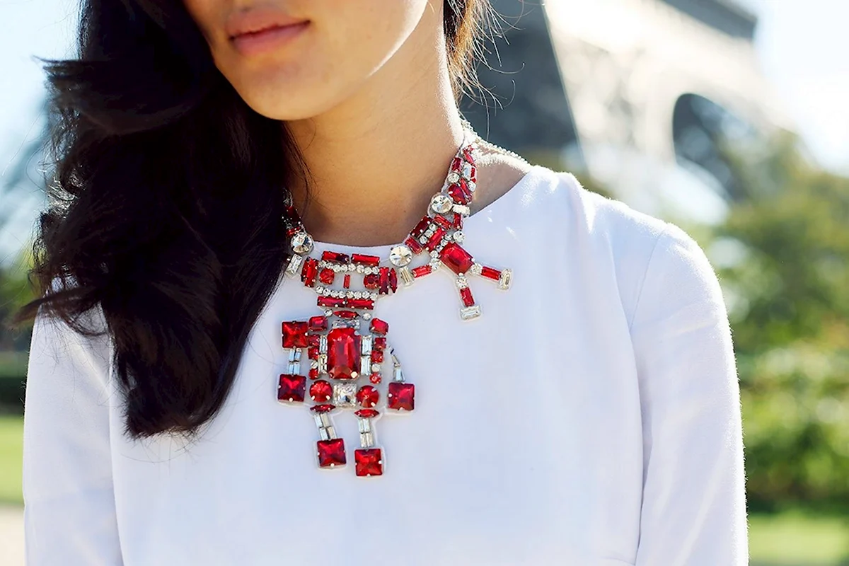 Красные бусы на шее