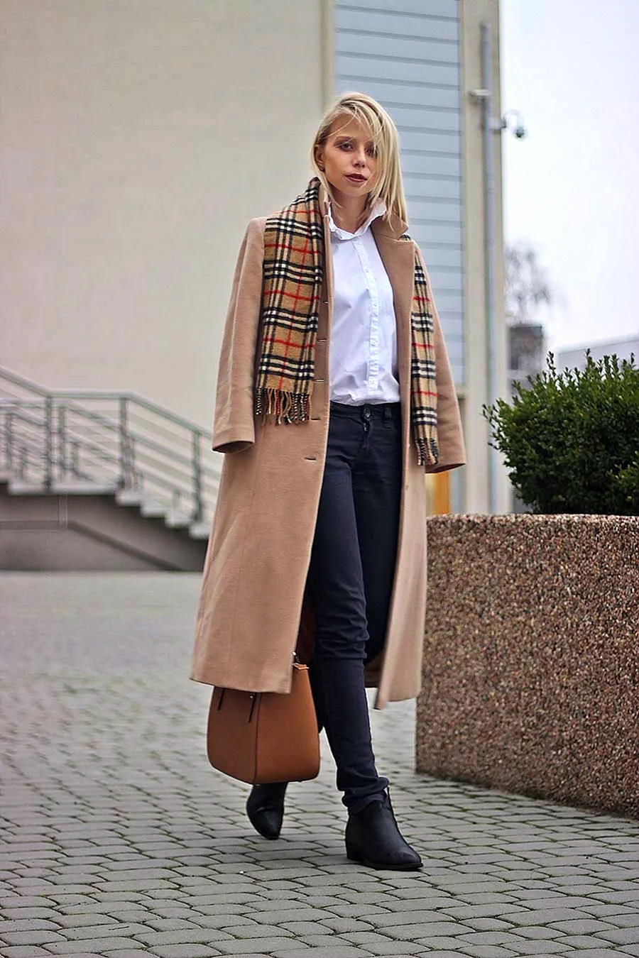 Пальто кэмел с шарфом