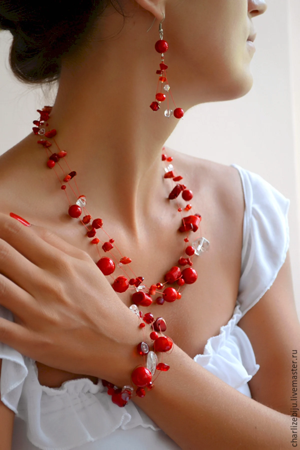Красное украшение на шею