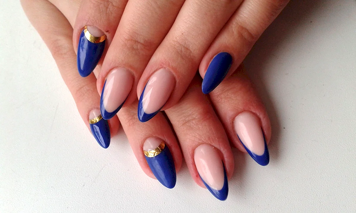 Синий френч на миндалевидных ногтях
