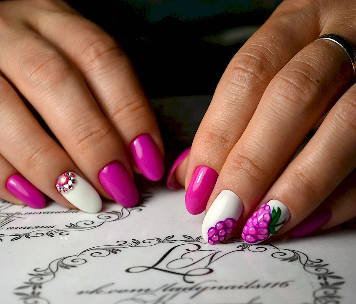 Френч фуксия на ногтях