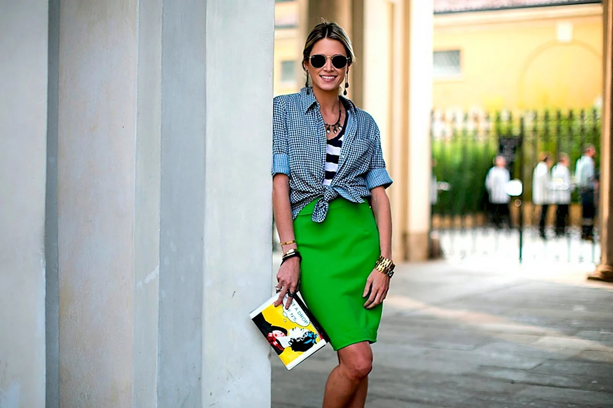 Образы с яркой зеленой юбкой