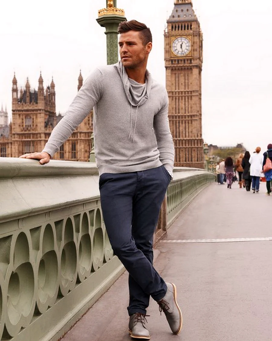 Свитер с брюками мужчины