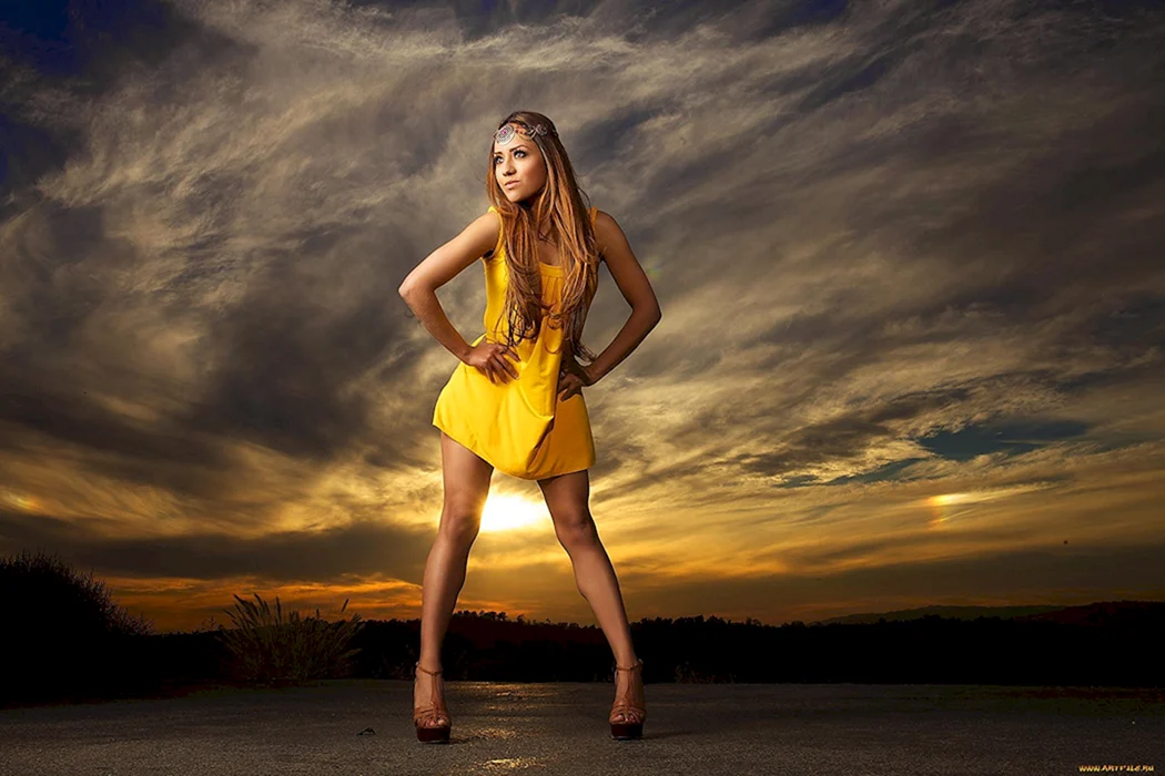 Красивая девушка в желтом платье