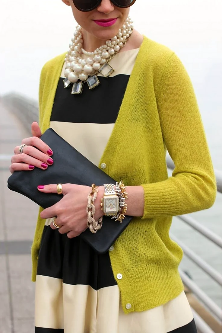 Водолазка с жемчужными бусами