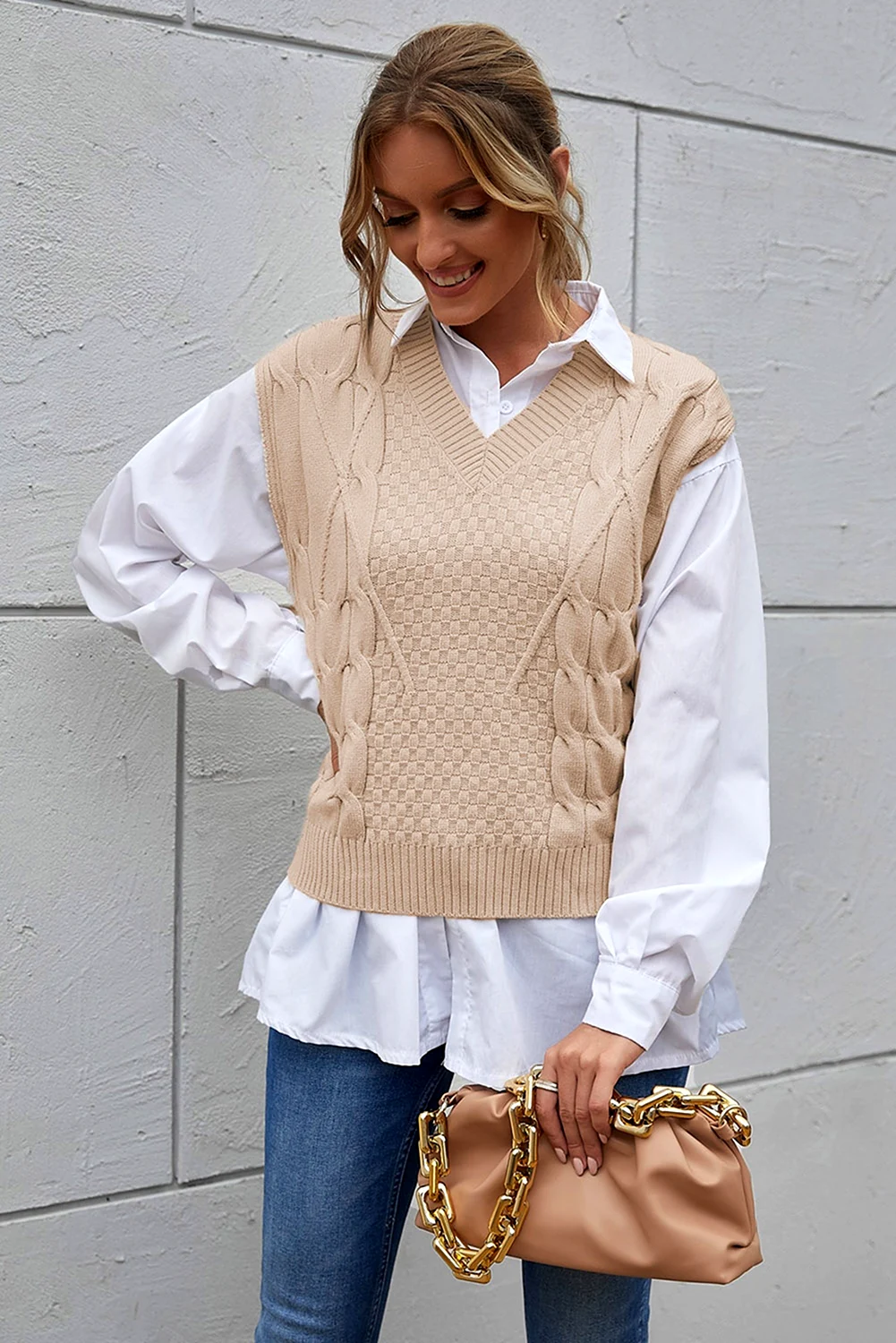 Жилет вязаный бежевый