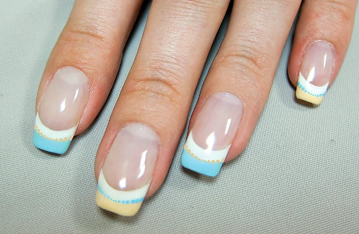 Французский маникюр с прозрачной основой