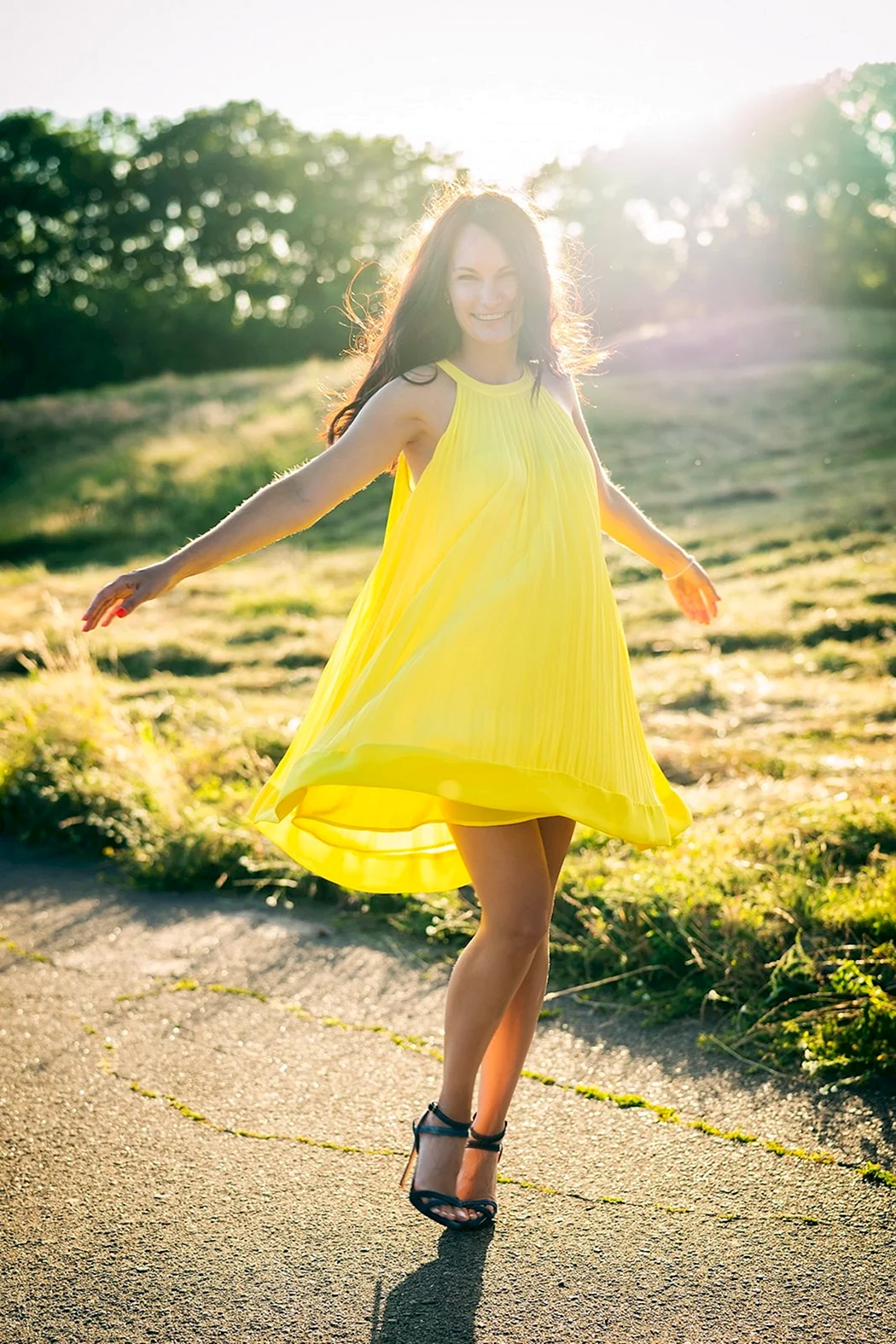 Анна Щербакова в желтом платье