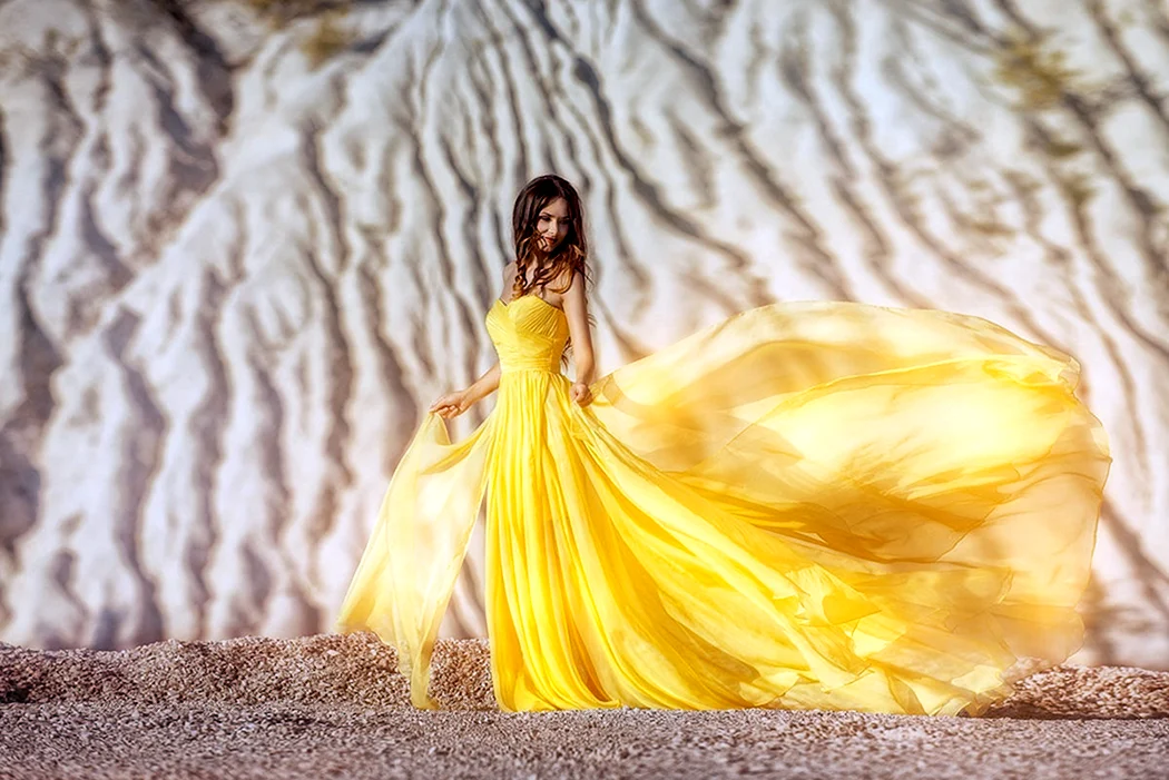 Желтое платье