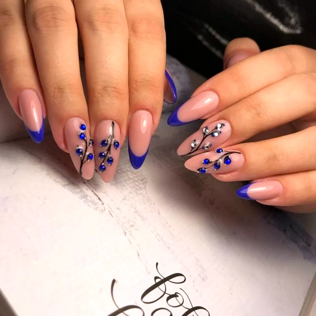 Синий френч на миндалевидных ногтях
