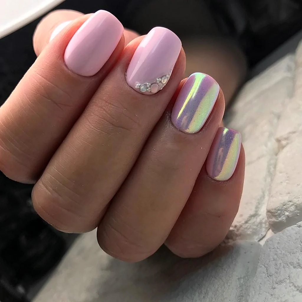 Розовый маникюр с втиркой