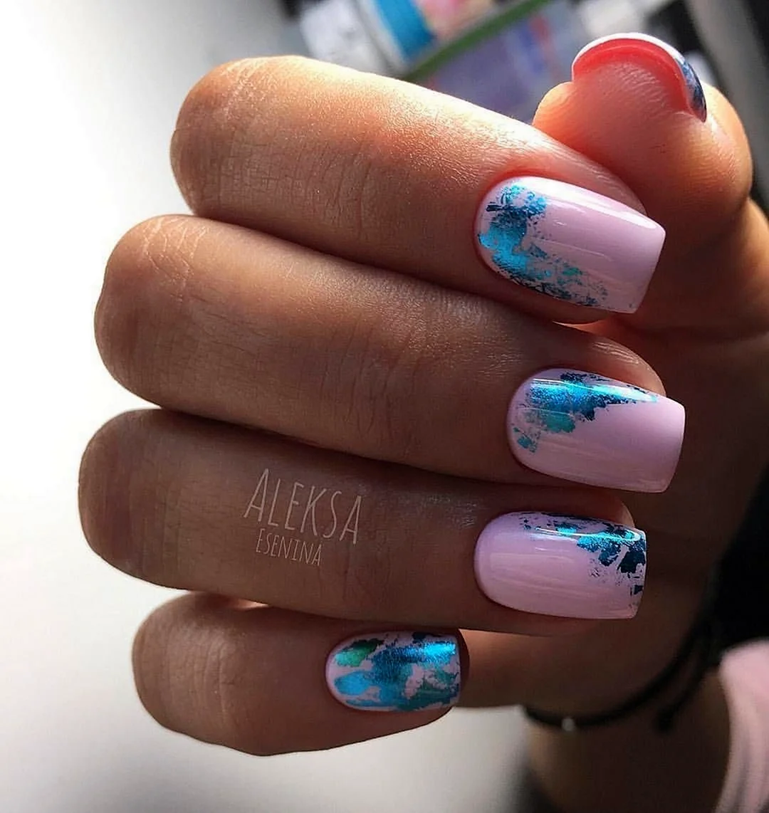 Розовоголубоц маникюр