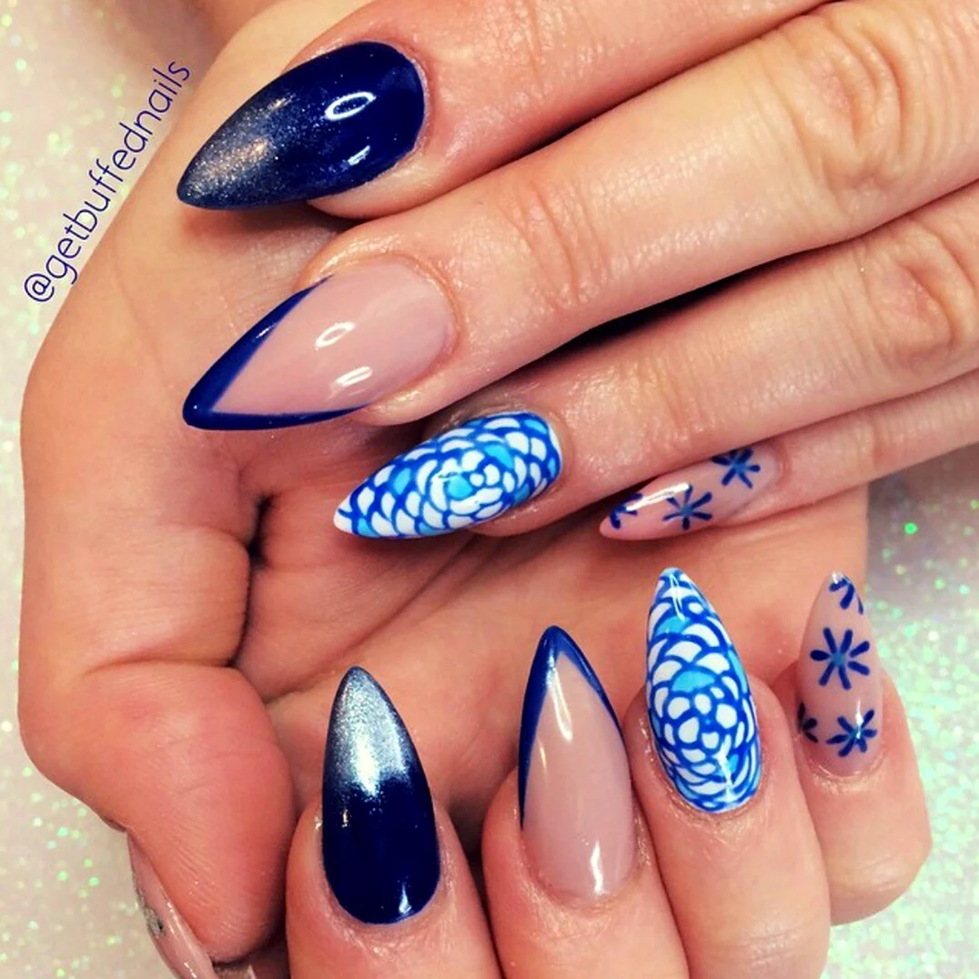 Синий френч на миндалевидных ногтях