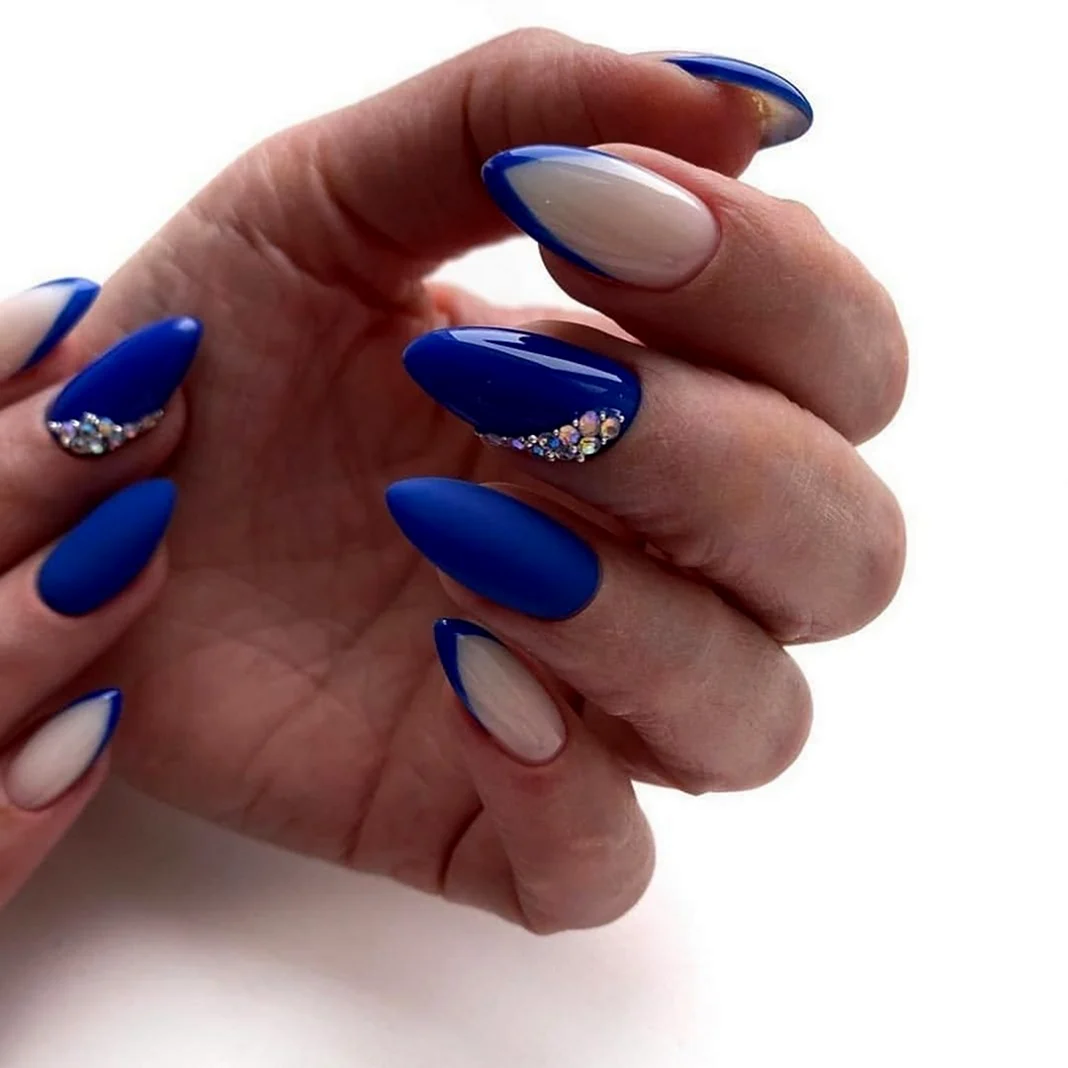 Синий маникюр 2022 миндаль