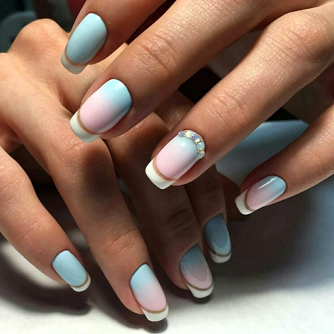 Маникюр голубой с белым френчем