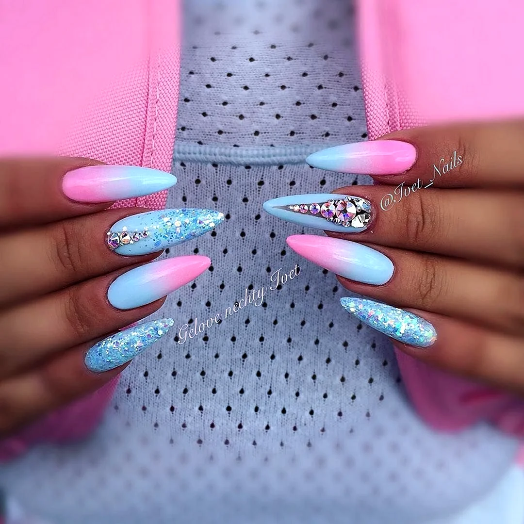 Ногти голубые с розовым