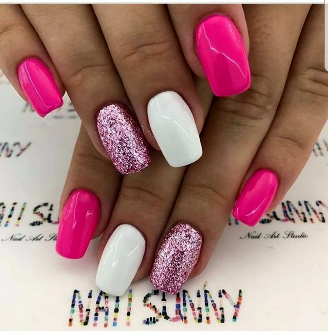 Яркий розовый маникюр