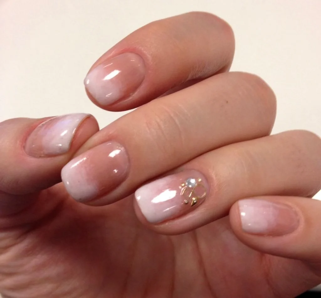 Прозрачный маникюр на короткие ногти