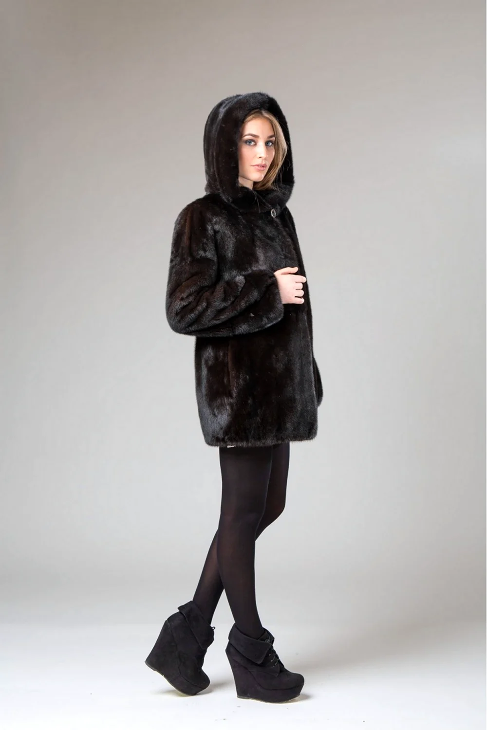 Норковая шуба с капюшоном образы