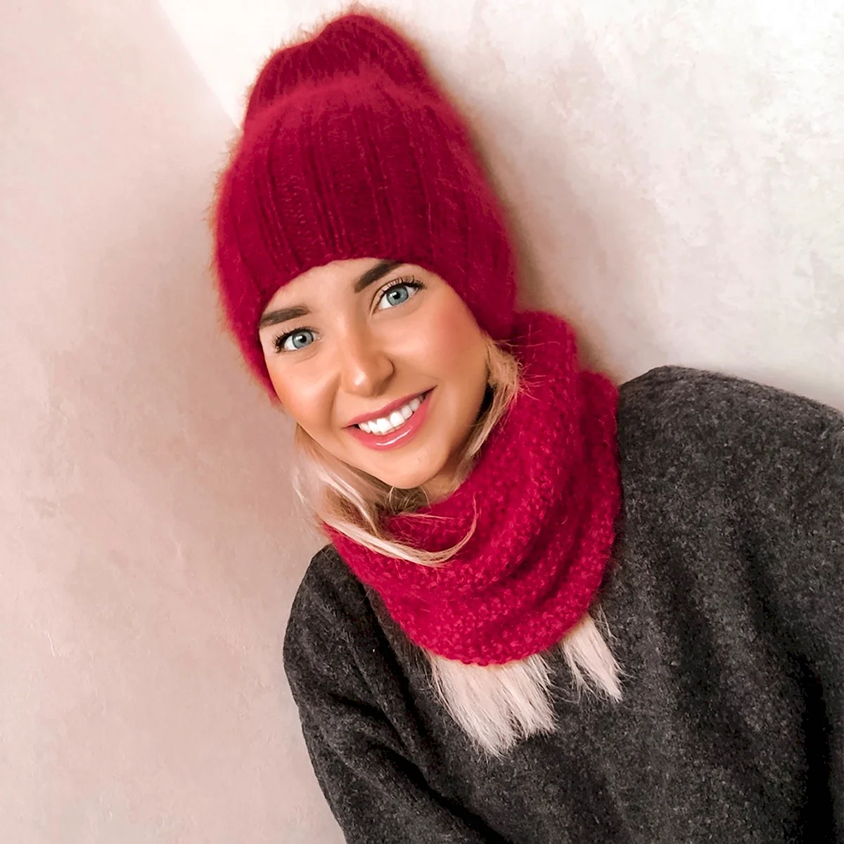 Шапка бини малиновая