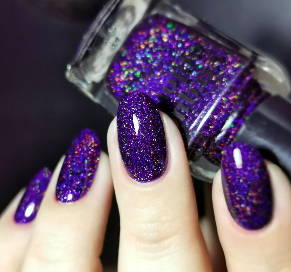 Фиолетовый маникюр с блестками