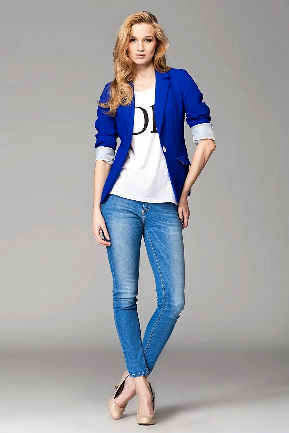 Пиджак василькового цвета с джинсами