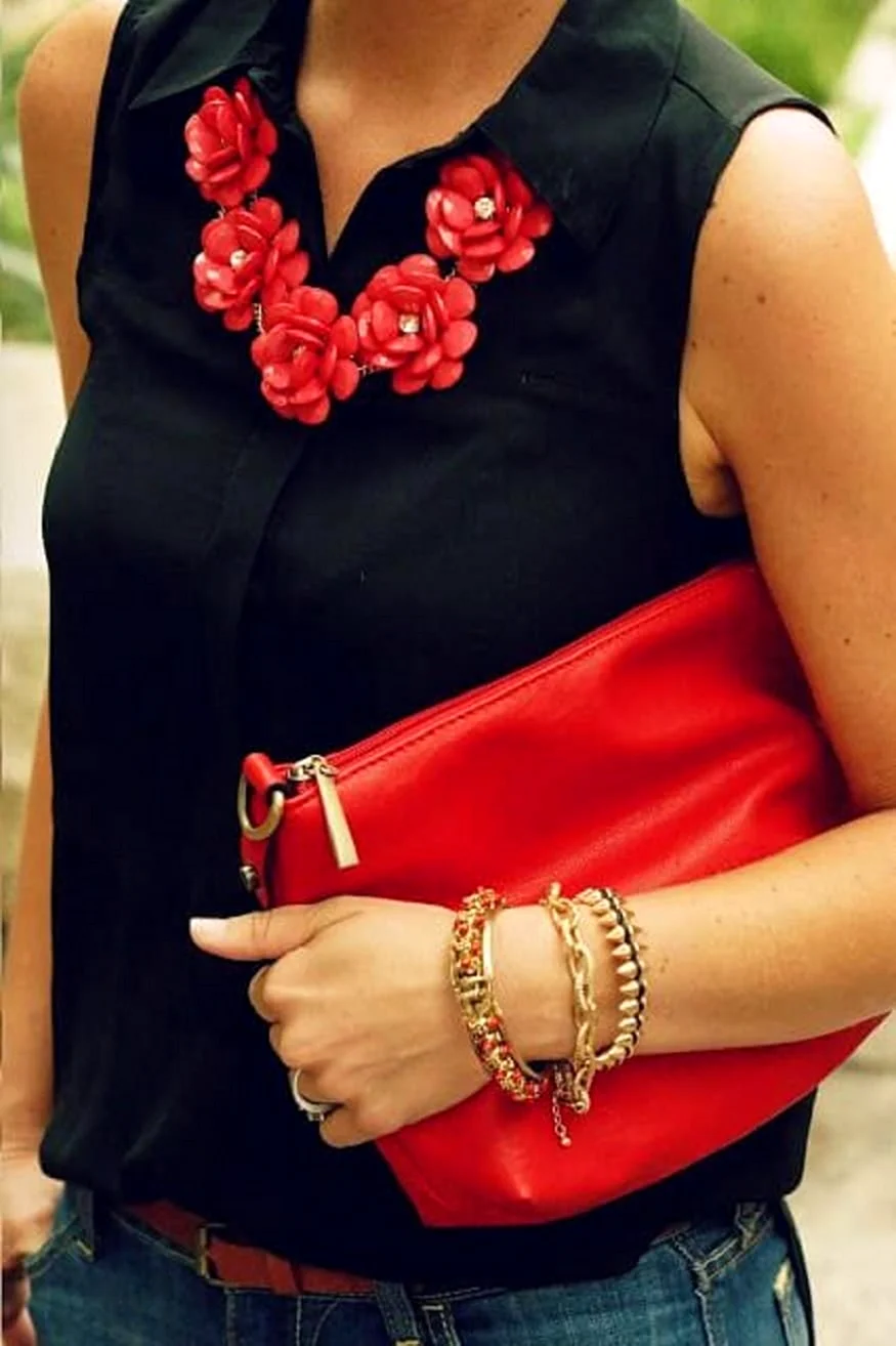 Образ с красными бусами