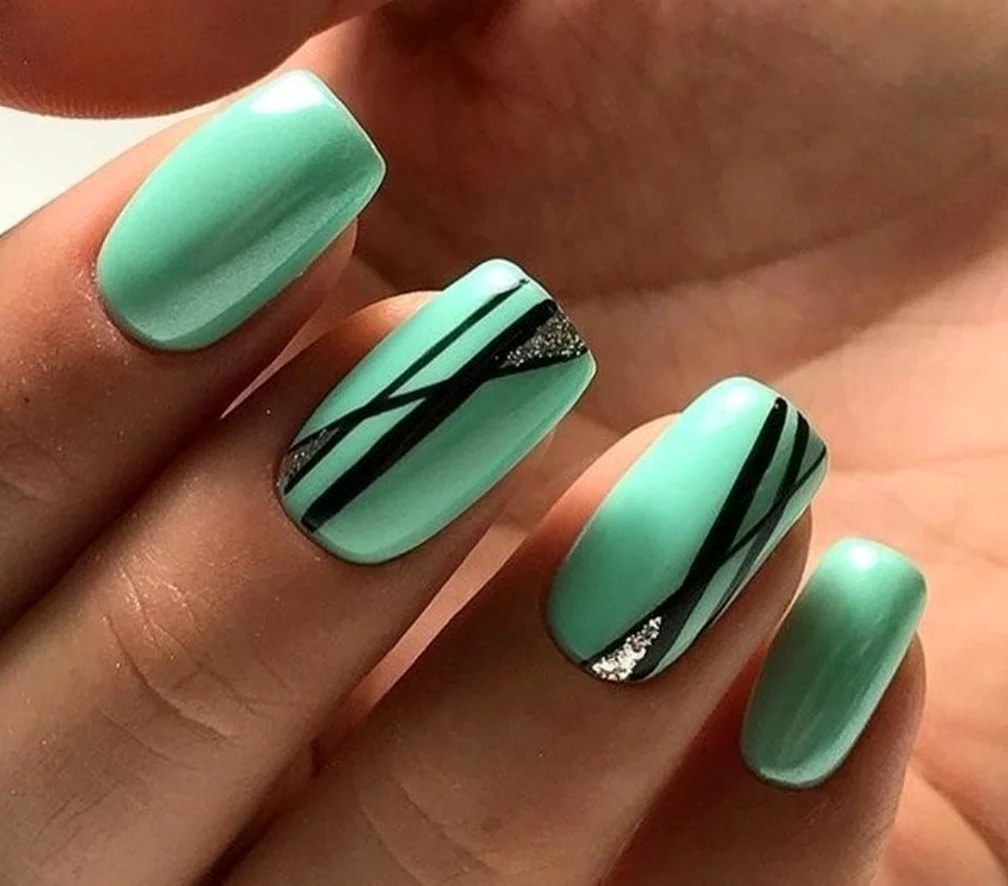 Мятный маникюр