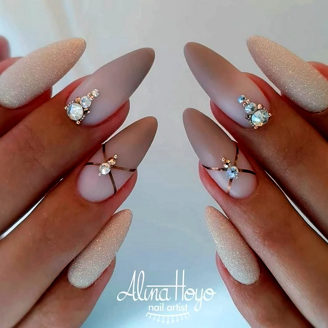 Свадебный маникюр миндаль