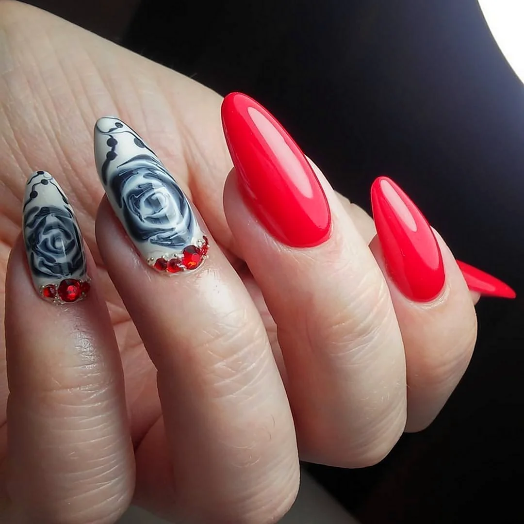 Красные ногти с розами