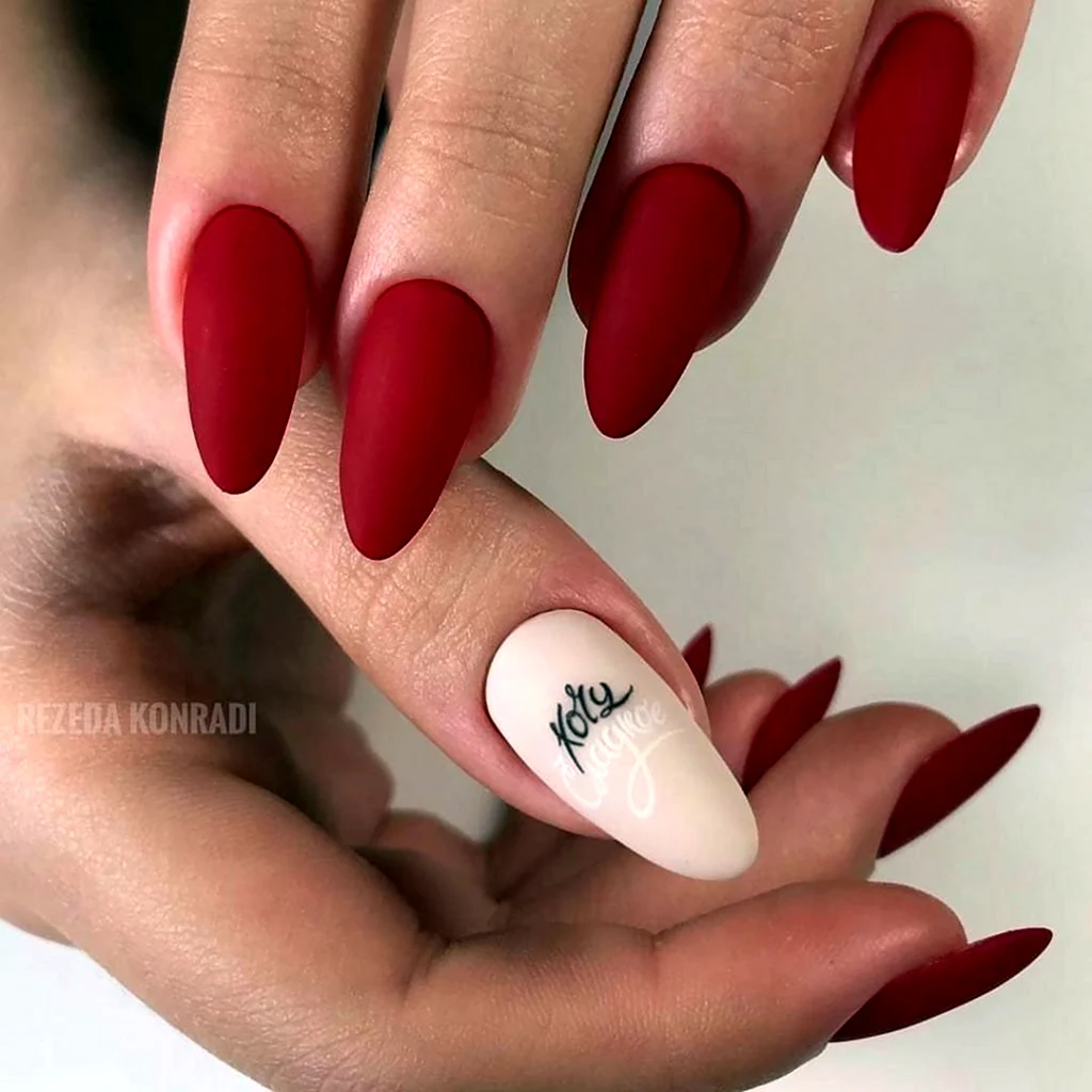 Маникюр красный матовый с наклейками миндаль