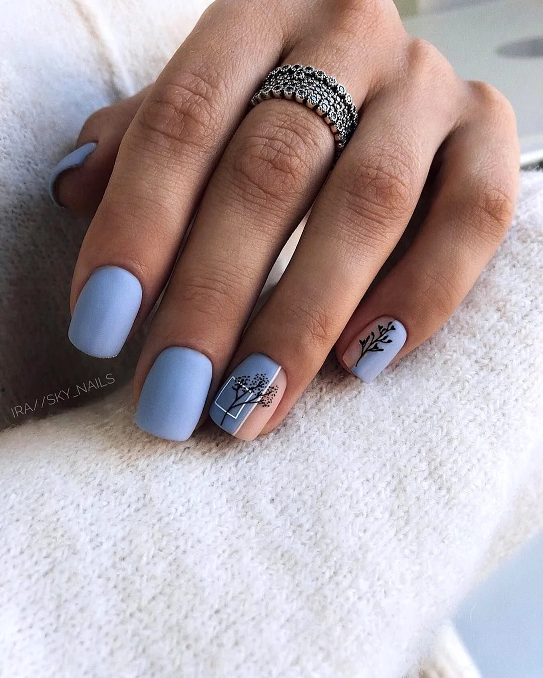 Серо-голубой маникюр на коротких
