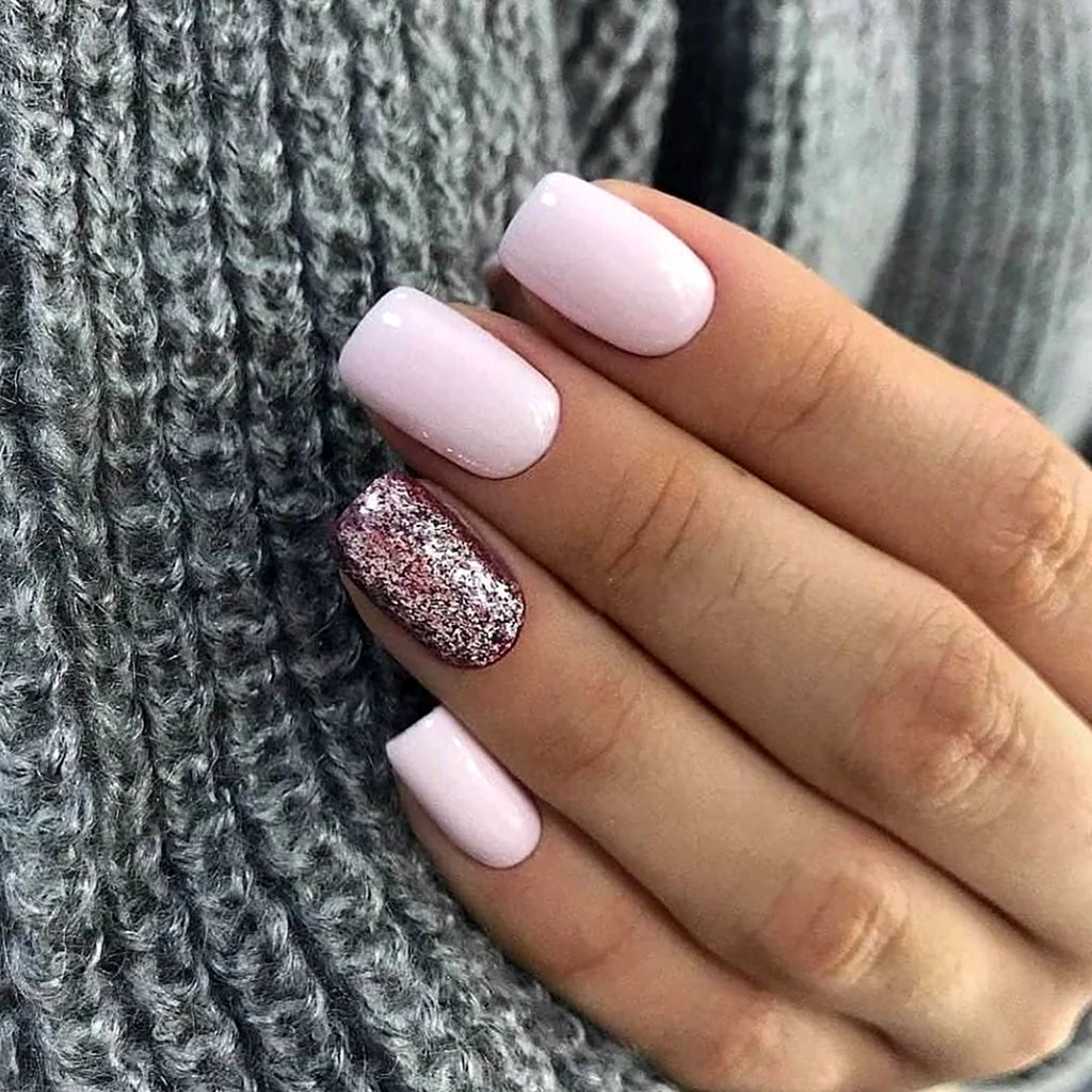 Нежный маникюр с блестками