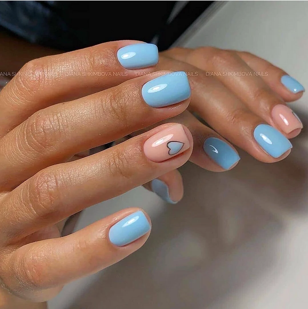 Голубой маникюр на короткие